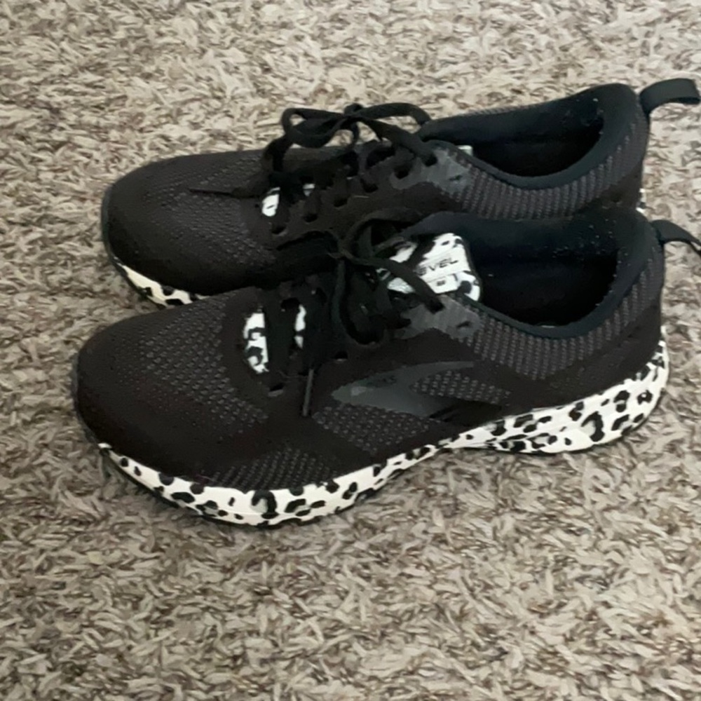 Brooks energize neutral cheetah bottom tennis shoes